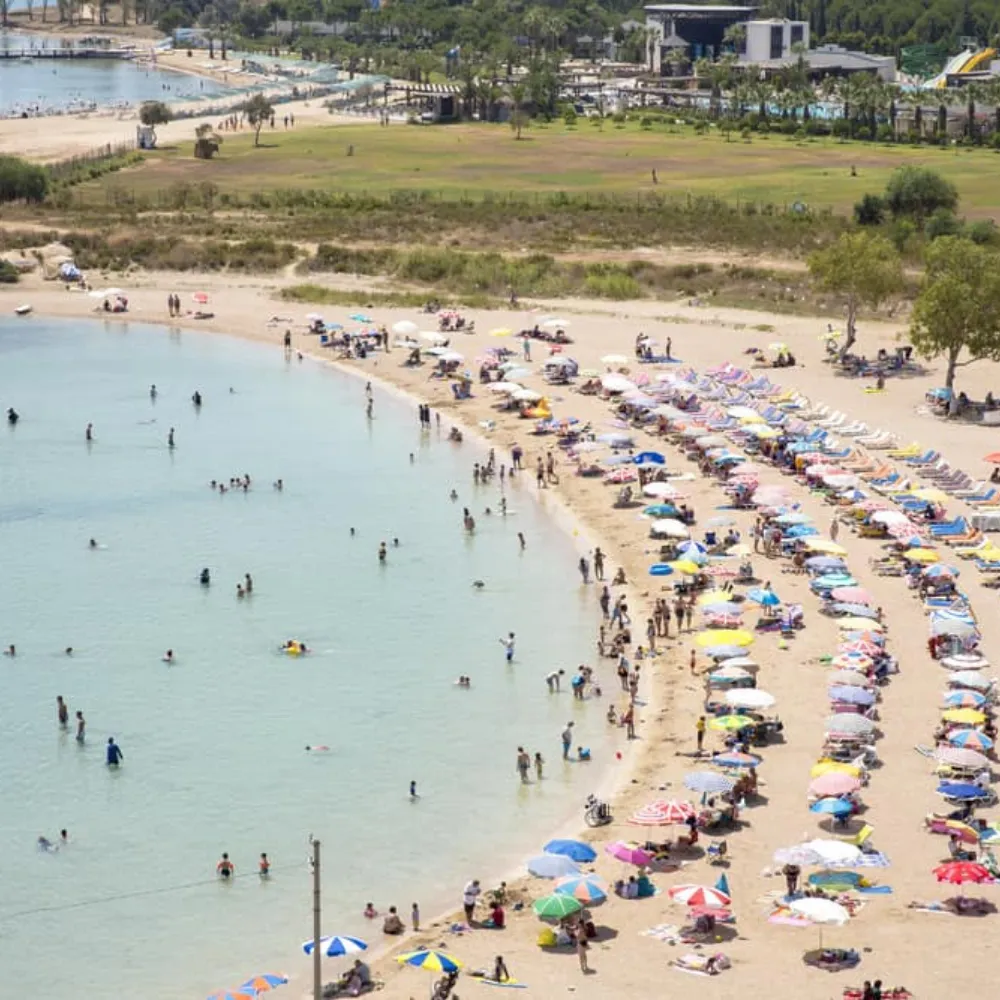 Altınkum Plajı'nda yaz günü — şemsiyeler ve sığ deniz