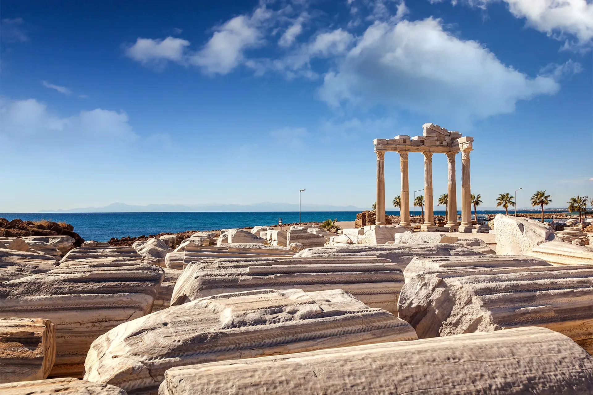 Didim Apollon Tapınağı antik sütunları ve güneş batımı