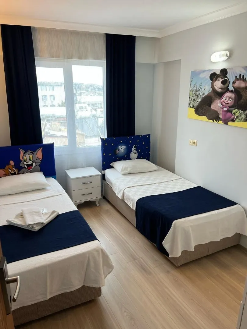 Marla Otel Didim aile odası çocuk bölümü — iki tek kişilik yatak