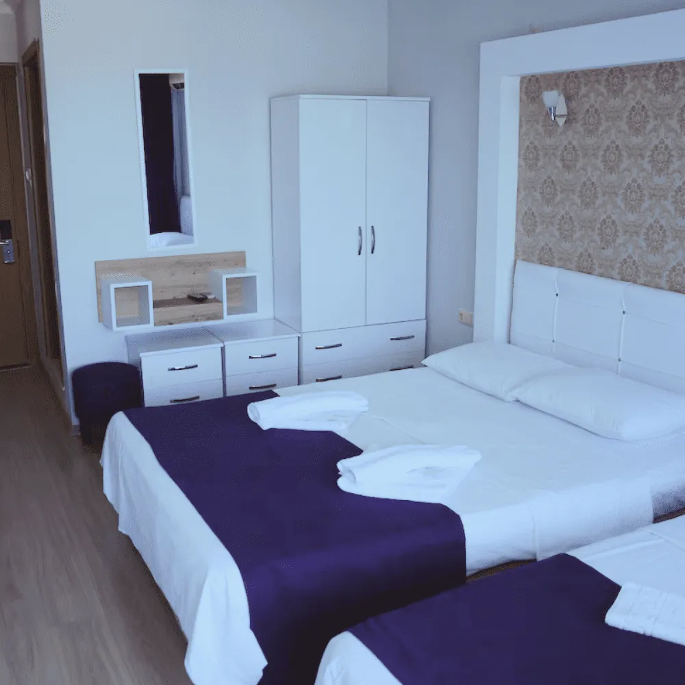 Aile odasında yataklar ve gardırop