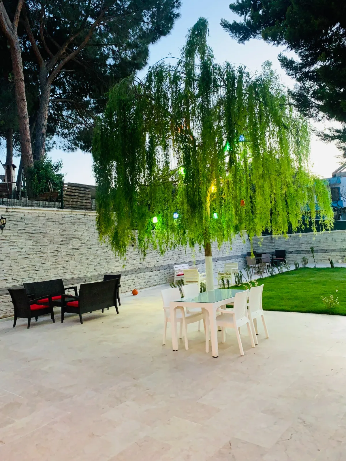 Bahçede gölgeli oturma ve yemek alanı