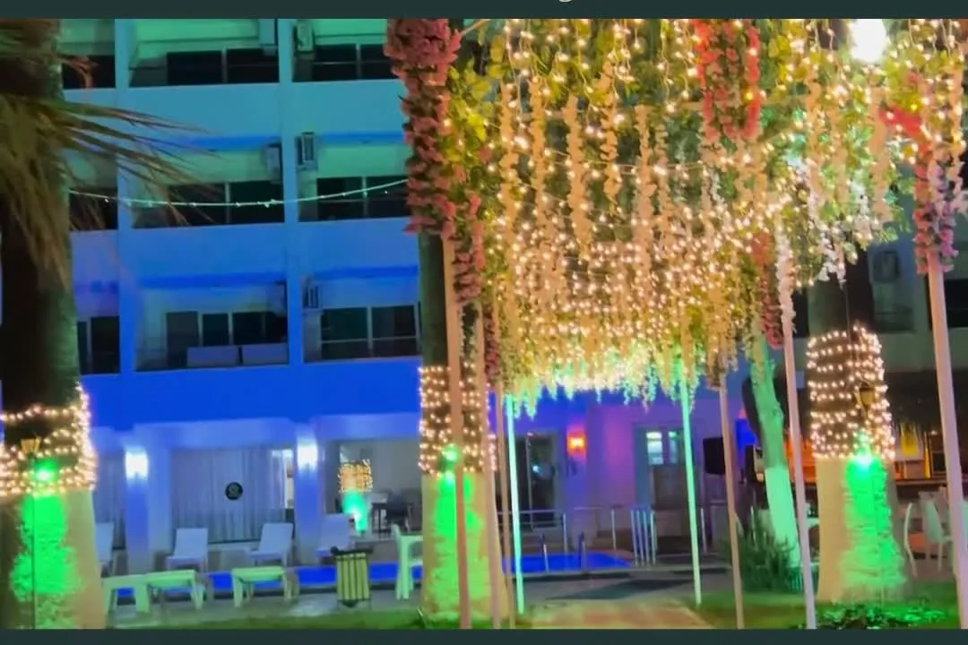 Marla Otel bahçesi gece görünümü — ışıklı ağaçlar ve oturma alanları