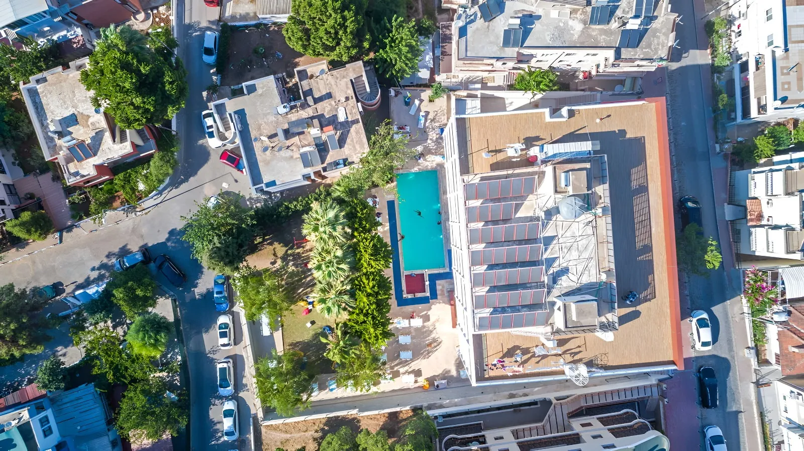 Marla Otel ve havuzunun havadan görünümü
