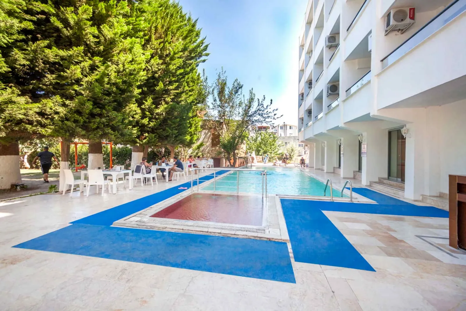 Marla Otel Didim açık yüzme havuzu ve ağaçlı iç avlu