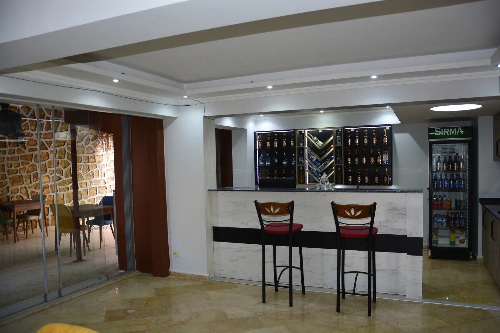 Lobby Bar — içecek rafları ve bar taburesi