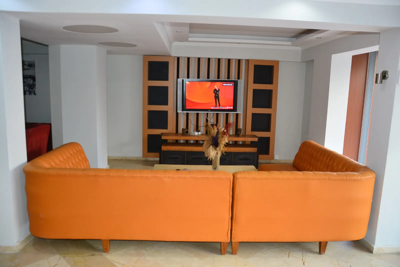 Otel odasında dinlenme ve dekorasyon köşesi