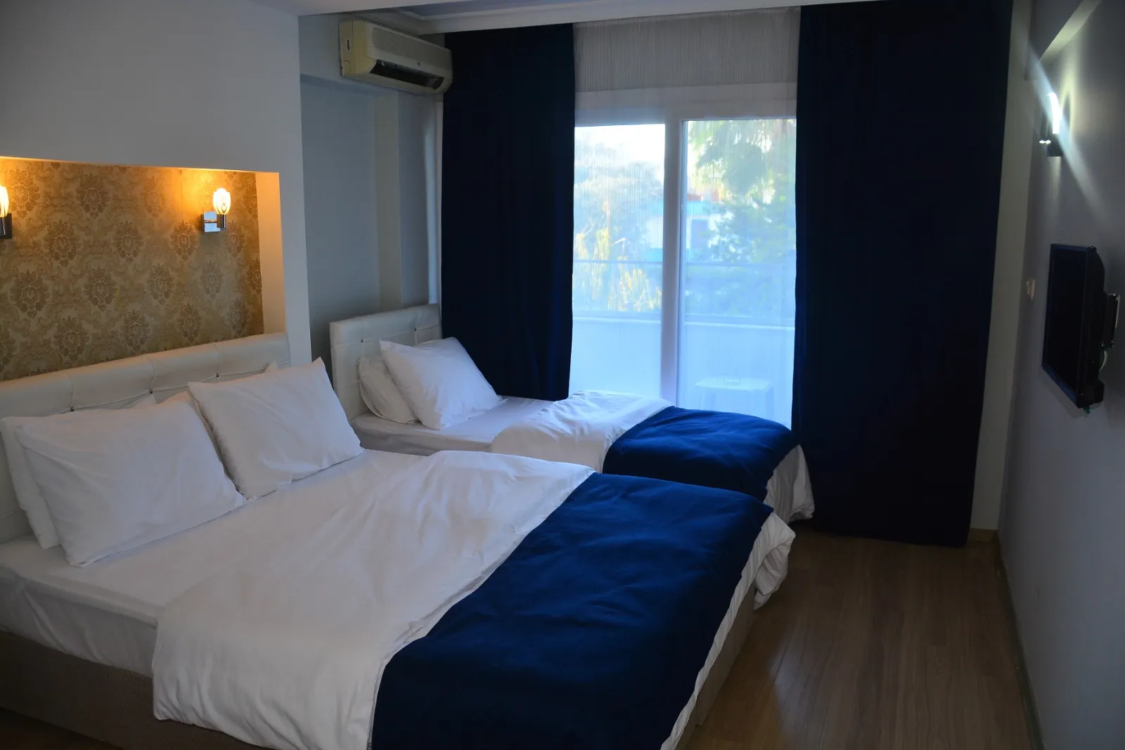 Pencereden ışık alan ferah otel odası