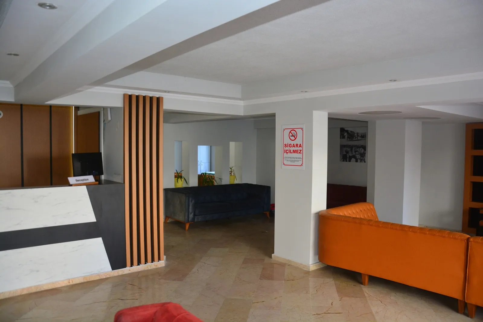 Otel resepsiyonu ve lobi oturma alanı