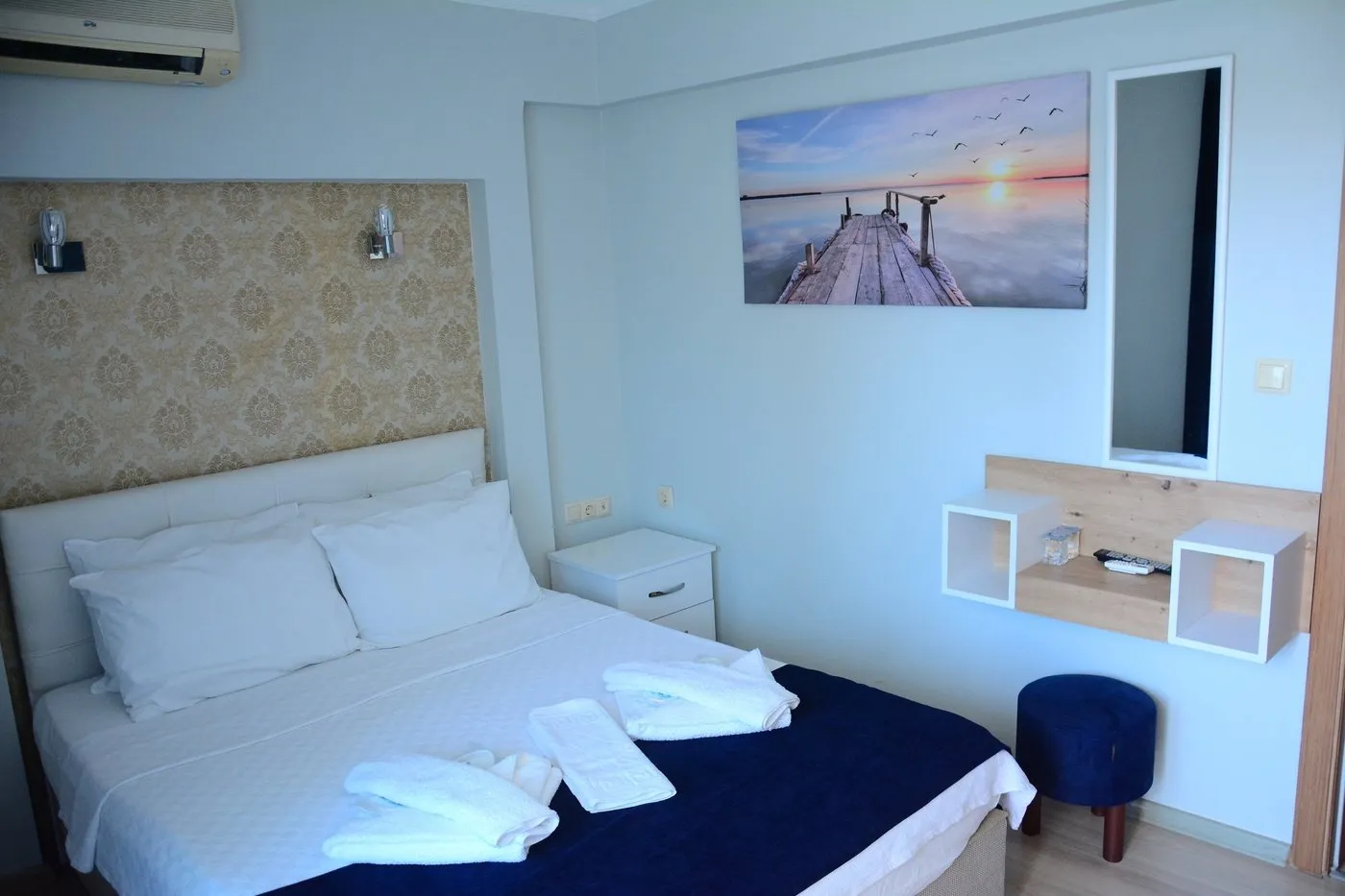 Standart oda dekorasyon detayı — deniz temalı tablo