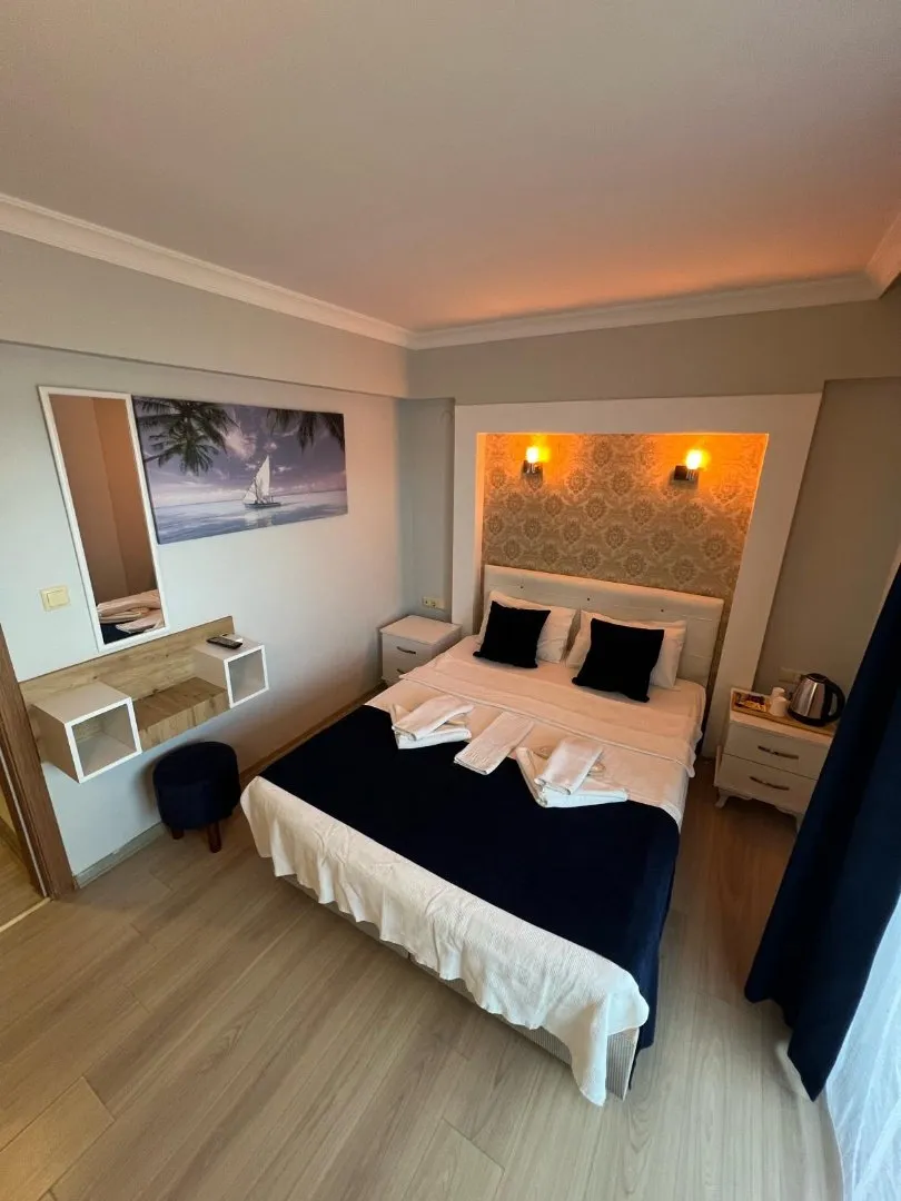 Standart odada makyaj masası ve çift kişilik yatak